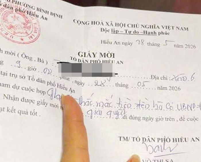  Phường mời các hộ dân nhận tiền hỗ trợ dự họp, giải đáp thắc mắc liên quan vụ việc. Ảnh: An Nhơn 