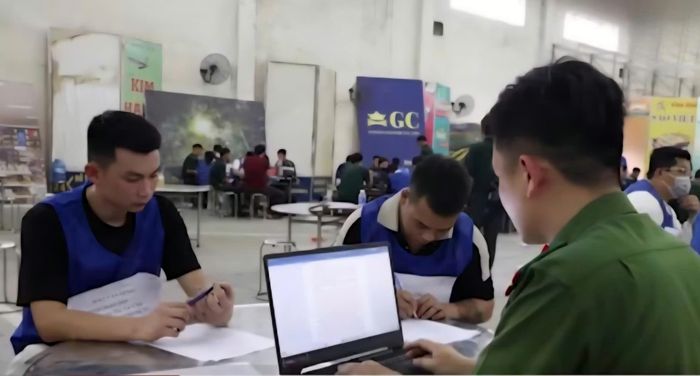  Cơ quan điều tra lập hồ sơ, phân loại số người về từ Campuchia. Ảnh BCA. 