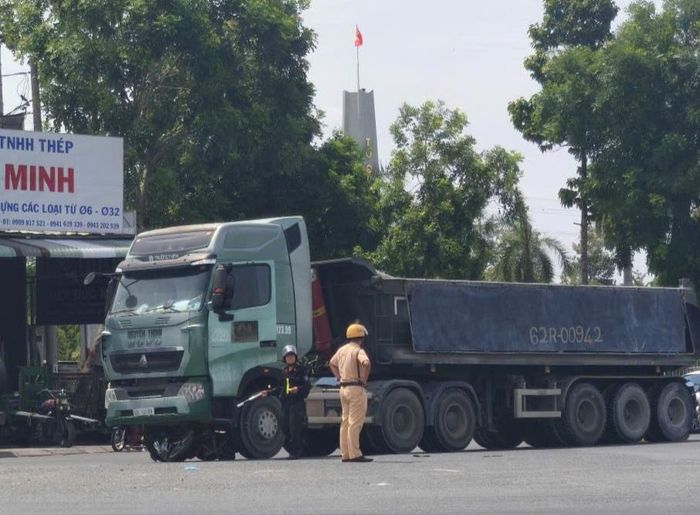 Hiện trường vụ tai nạn trên quốc lộ 1 khiến hai người đi xe máy tử vong. Ảnh: CTV 