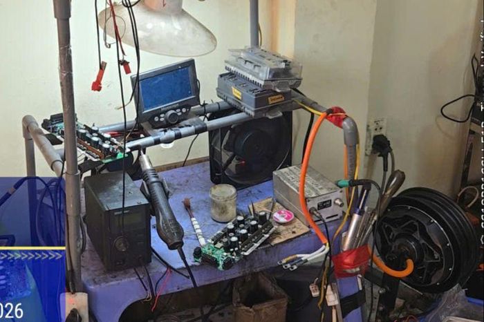  Lực lượng chức năng ghi nhận số lượng lớn pin điện, phụ tùng và xe điện tập kết tại cơ sở nghi “độ, chế” xe ở TP.HCM. Nhiều sản phẩm bị nghi tái chế, thay nhãn mác trước khi đưa ra thị trường tiêu thụ. Ảnh: CA 