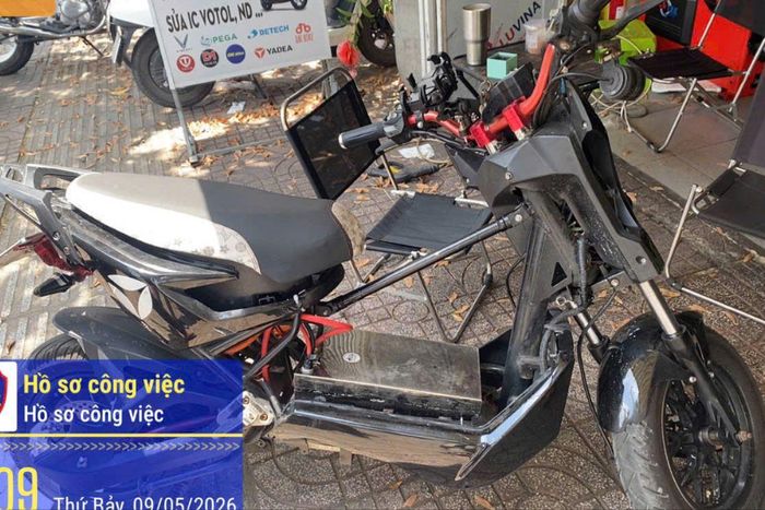  Nhiều xe điện bị thay đổi kết cấu, nâng công suất, lắp pin dung lượng lớn được lực lượng chức năng phát hiện tại các cơ sở nghi “độ, chế” ở TP.HCM, tiềm ẩn nguy cơ tai nạn giao thông và cháy nổ khi lưu thông. Ảnh: CA 