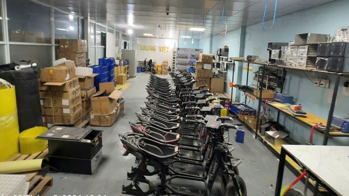  Hàng trăm xe điện đang trong quá trình lắp ráp tại một cơ sở bị lực lượng chức năng phát hiện, tạm giữ do có dấu hiệu thay đổi kết cấu phương tiện và lưu thông khi chưa qua kiểm định an toàn. Ảnh: CA 