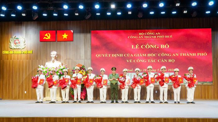 Thiếu tướng Nguyễn Thanh Tuấn trao quyết định điều động, bổ nhiệm 12 chỉ huy cấp phòng. Ảnh: CATP Huế
