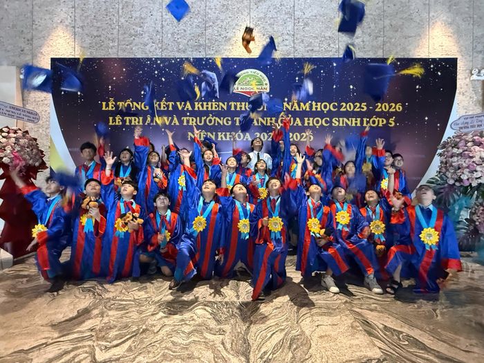  Nụ cười rạng rỡ của học sinh Trường Tiểu học Lê Ngọc Hân tại buổi lễ sáng nay. Ảnh: NTCC 