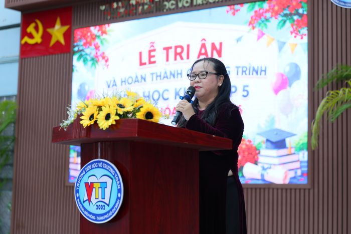  Bà Đỗ Thị Mỹ Hòa, Hiệu trưởng nhà trường nói: "Đây là một thế hệ rất đặc biệt — các em bước vào lớp 1 trong những ngày dịch bệnh bùng phát, không có lễ khai giảng rộn ràng, không được gặp thầy cô, bạn bè như bao thế hệ trước". 