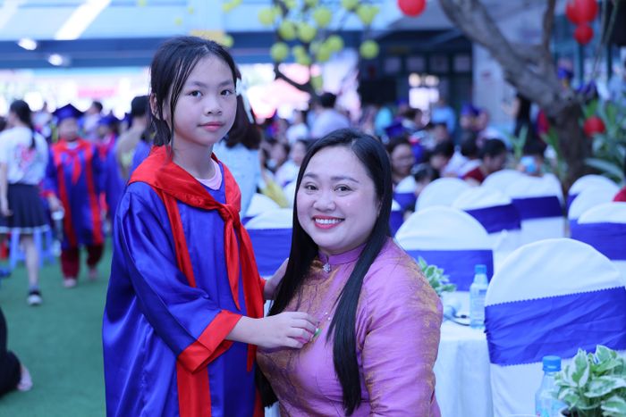  Mẹ và con gái trong buổi lễ sáng nay. Ảnh: NTCC 