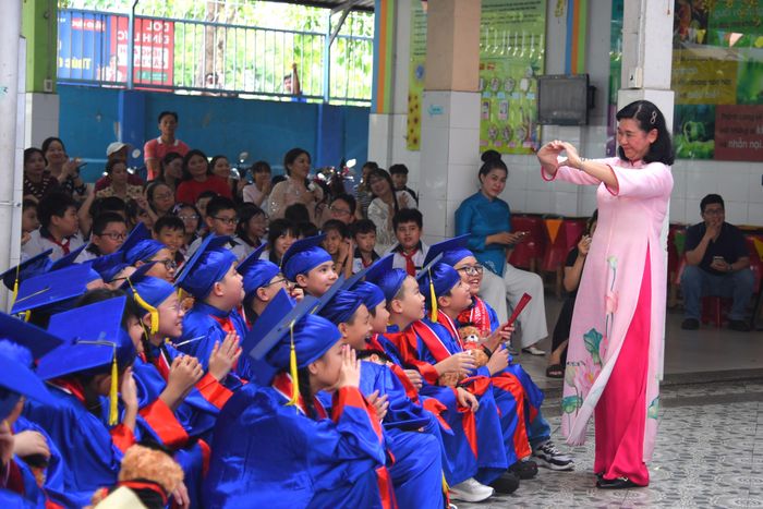  Cô trò tại buổi lễ tổng kết và lễ tri ân, trưởng thành 