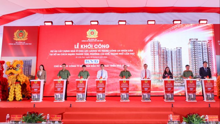  Các đại biểu thực hiện nghi thức khởi công Dự án 