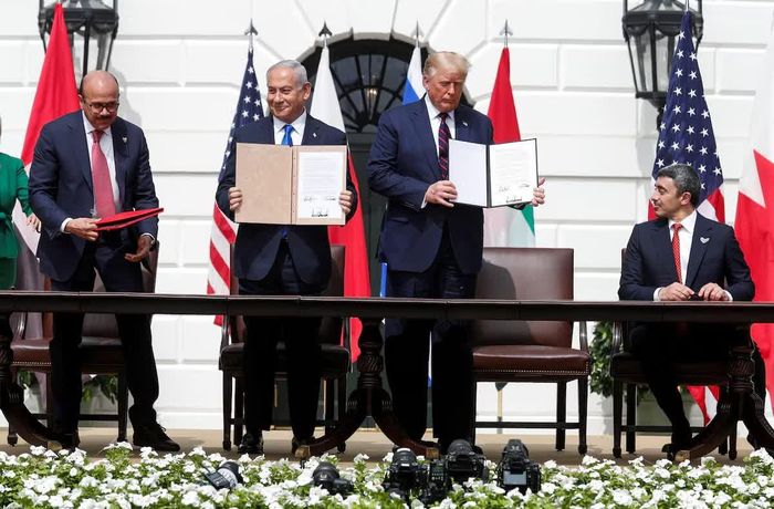 Ngoại trưởng Bahrain, Thủ tướng Israel, Tổng thống Mỹ và Ngoại trưởng UAE ký kết Hiệp định Abraham, bình thường hóa quan hệ với Israel hôm 15/9/2020. Ảnh: Reuters.