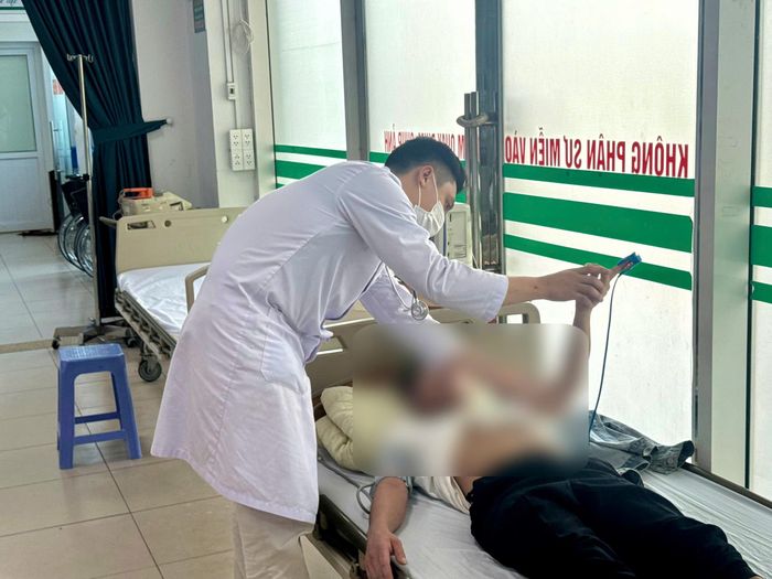 Bác sĩ thăm khám cho bệnh nhân. Ảnh: BVCC. 