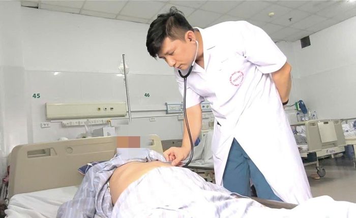  Bác sĩ Lê Văn Thiệu thăm khám cho bệnh nhân. Ảnh: BSCC. 