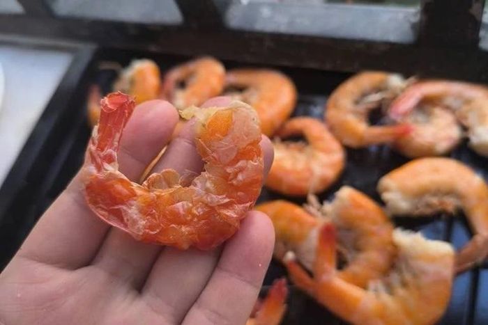  Thành phẩm tôm phơi của người dân ở ban công. Ảnh: NVCC. 