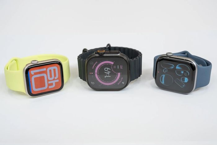 Từ trái sang: Apple Watch SE thế hệ 3, Apple Watch Ultra 3 và Apple Watch Series 11. Ảnh: Bloomberg.