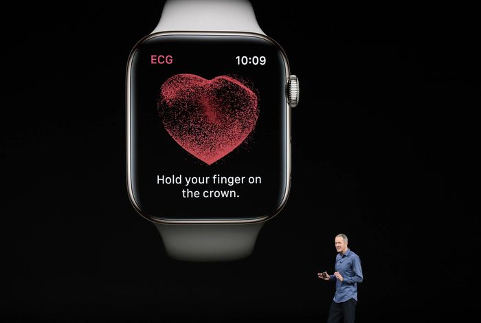 Cựu CEO Jeff Williams giới thiệu tính năng đo điện tâm đồ trên Apple Watch. Ảnh: Bloomberg.