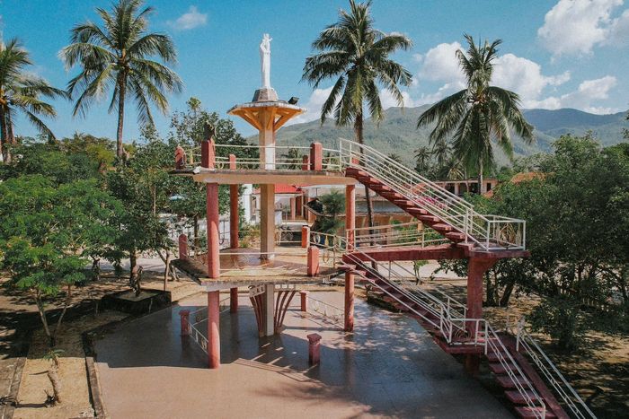  Nhu cầu chữa bệnh của bệnh nhân với nhiều dị tật cơ thể cũng ảnh hưởng đến kiến trúc chung của làng phong. Ở đây, sàn được lát gạch, thang có ít bậc, lối đi rộng rãi và không có hàng rào. Bên ngoài bố trí ghế, công viên nhỏ vì bệnh nhân hiếm khi rời khỏi đây. Ảnh: Joseph Đặng. 