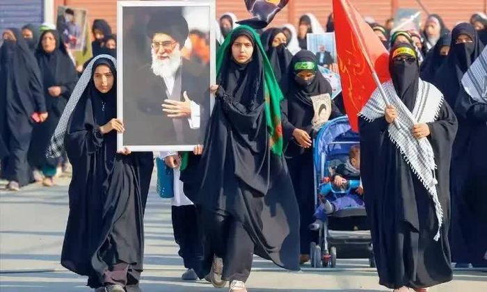 Các cô gái Iran cầm hình ảnh của nhà lãnh đạo quá cố Ayatollah Ali Khamenei. Ảnh: AAJ.TV.