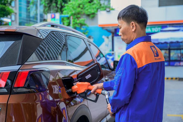  Nhiều tài xế ôtô khi đến đổ xăng thường chủ động hỏi nhân viên về khả năng tương thích động cơ, mức tiêu hao nhiên liệu và độ ổn định của E10 trước khi quyết định sử dụng lâu dài. 