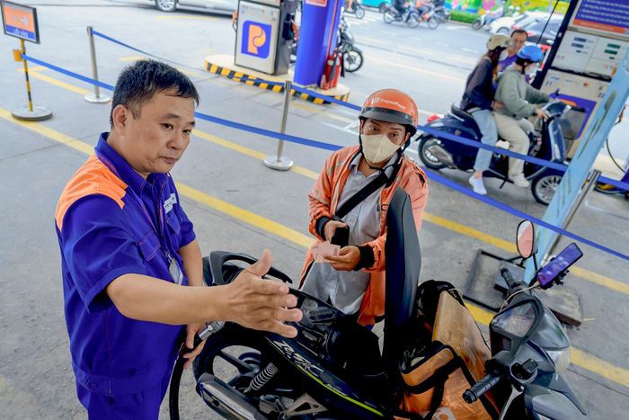 Ghi nhận tại các điểm bán cho thấy nhiều người dân bắt đầu cởi mở hơn với loại nhiên liệu mới. “Tôi chạy trung bình hơn 100 km mỗi ngày nên khá quan tâm chuyện đổ xăng xe. Mấy hôm nay thấy nhiều cây xăng chuyển sang E10 nên tôi cũng đổ thử để trải nghiệm. Hiện xe vẫn chạy ổn định, chưa thấy khác biệt, nên cũng yên tâm”, anh Thanh Vũ, tài xế công nghệ, cho biết. 