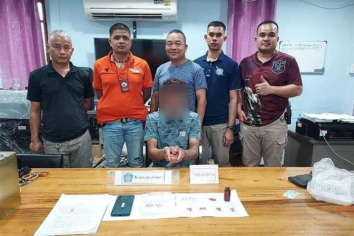  Bức ảnh gốc 5 cảnh sát nam mặc thường phục đứng quanh nghi phạm. Ảnh: Tha Luang Police/Facebook. 