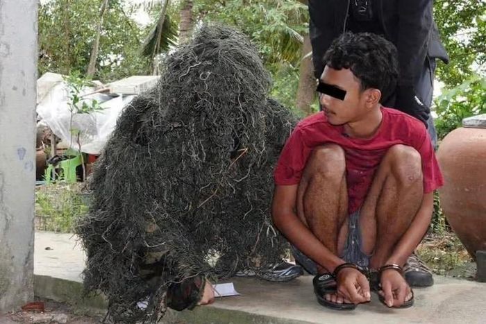  Cảnh sát Thái Lan hóa trang bụi cây truy bắt nghi phạm. Ảnh: Cục Cảnh sát Đô thị Bangkok, Cảnh sát Hoàng gia Thái Lan.