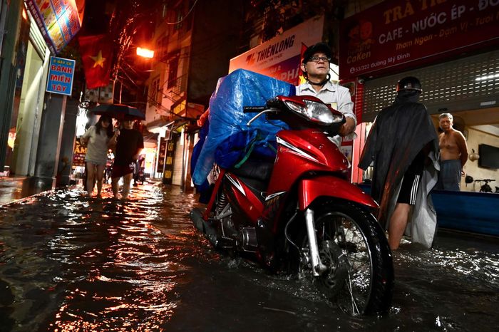 Trung tâm Dự báo khí tượng thủy văn quốc gia cho biết dự báo từ chiều tối 28 đến ngày 29/5, khu vực Bắc Bộ và Bắc Trung Bộ có mưa rào và dông rải rác với lượng mưa 15-30 mm, cục bộ có nơi mưa to trên 80 mm (mưa tập trung vào chiều tối và đêm).