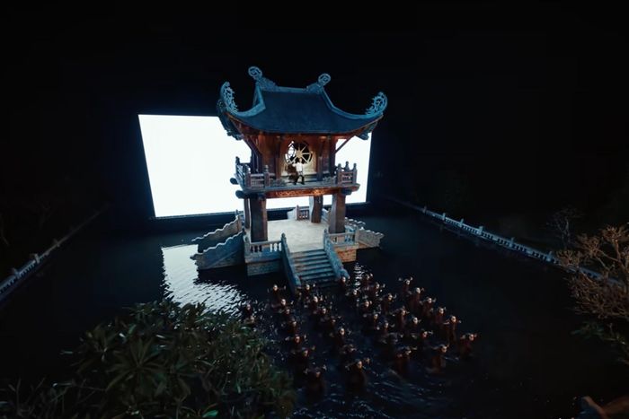  Ngoài Tràng An, hình ảnh Khuê Văn Các tại chùa Bái Đính cũng thu hút sự chú ý trong MV. Ngôi chùa nằm ở phía Bắc quần thể di sản Tràng An, được xem là một trong những quần thể chùa lớn nhất Việt Nam. Nơi đây sở hữu nhiều kỷ lục châu Á và Việt Nam như tượng Phật bằng đồng dát vàng lớn nhất châu Á, hành lang La Hán dài nhất châu Á hay tượng Di Lặc bằng đồng lớn nhất Đông Nam Á.