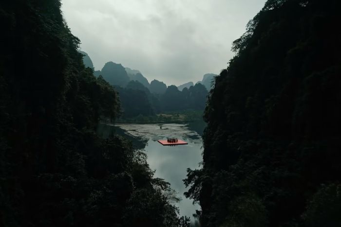  Danh thắng này thường được truyền thông quốc tế ví như "vịnh Hạ Long trên cạn". Ngoài tham quan bằng thuyền, du khách có thể trải nghiệm chèo kayak, ngắm cảnh từ trực thăng hoặc thưởng thức các đặc sản địa phương như thịt dê, cơm cháy. 