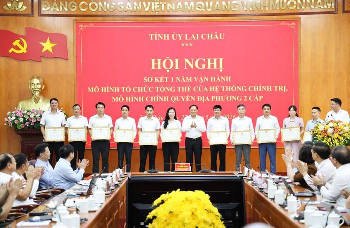 Trao Bằng khen cho các tập thể có thành tích đặc biệt xuất sắc