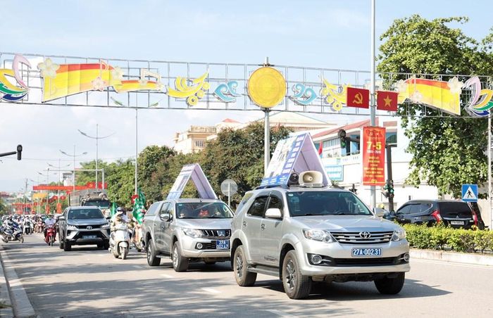 Diễu hành, cổ động tuyên truyền trên các trục đường chính, các tuyến phố