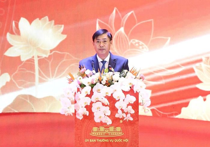 Ủy viên BCH Trung ương Đảng, Chủ nhiệm Ủy ban Công tác đại biểu Nguyễn Hữu Đông báo cáo tại Hội nghị