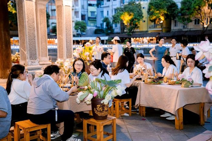 Đoàn famtrip Nhật Bản thưởng thức bún chả Hà Nội bên hồ Văn tại Văn Miếu - Quốc Tử Giám
