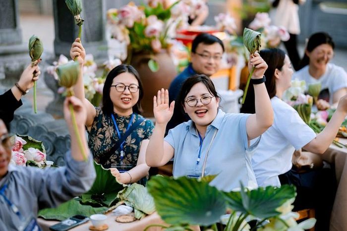 Các doanh nghiệp du lịch Nhật Bản trải nghiệm hoạt động làm trà sen