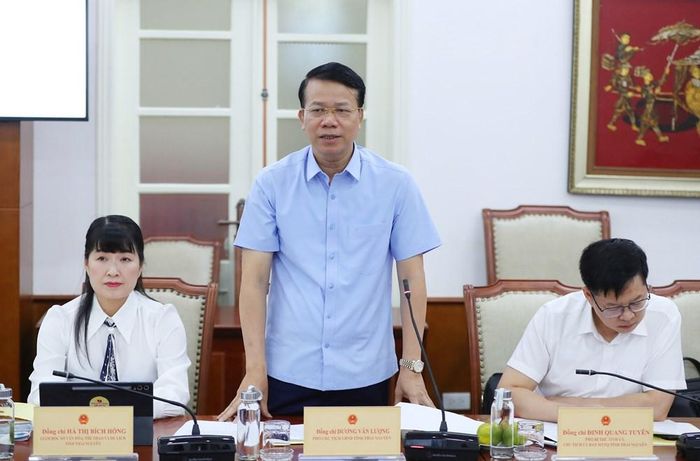 Phó Chủ tịch UBND tỉnh Thái Nguyên Dương Văn Lượng báo cáo tại buổi làm việc