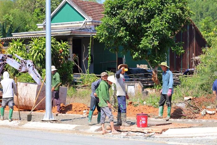 Tranh thủ nghỉ ngắn, người lao động nhanh chóng uống nước lấy lại sức để tiếp tục làm việc