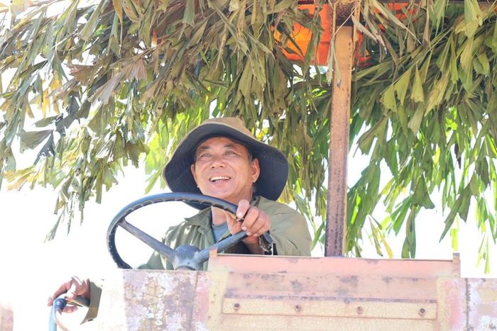 Dù làm việc giữa cái nắng oi bức của mùa hè, những người thợ vẫn giữ tinh thần lạc quan, bền bỉ bám công trường