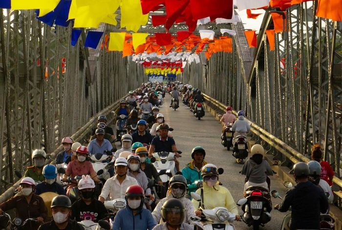 Kể từ ngày 1.6, phương án phân luồng giao thông qua cầu Trường Tiền sẽ được thực hiện để sửa chữa cầu. Ảnh: Đ.H