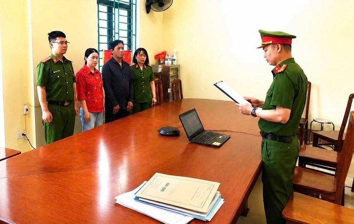 Đối tượng Sùng Seo Chính (áo đen) bị khởi tố sau vụ tai nạn khiến một du khách tử vong. Ảnh: Công an tỉnh Tuyên Quang