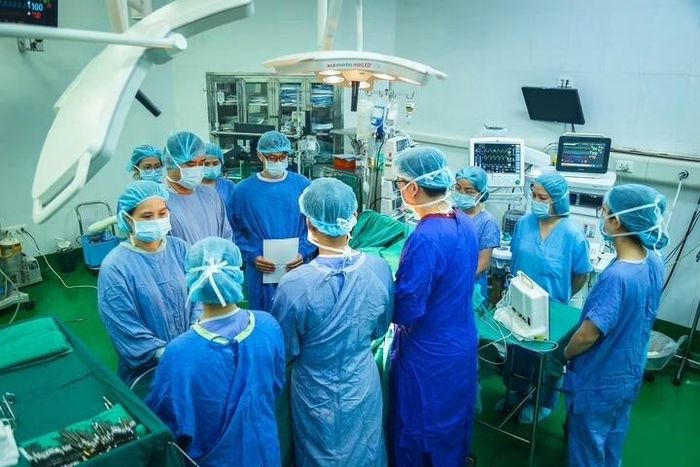Khoảnh khắc bác sĩ đọc bức thư tiễn biệt cô gái người Anh hiến tạng. Ảnh: Minh Trang