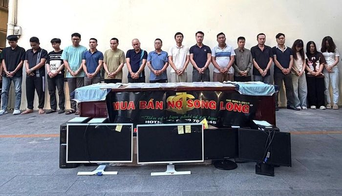 Các đối tượng cùng tang vật tại cơ quan Công an. Ảnh: C.A