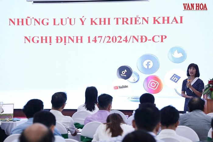 Bà Nguyễn Thị Thanh Huyền - Phó Cục trưởng Cục Phát thanh, truyền hình và thông tin điện tử hướng dẫn, trao đổi một số nội dung liên quan đến công tác quản lý nhà nước lĩnh vực thông tin điện tử