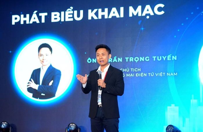 Ông Trần Trọng Tuyến, Chủ tịch Hiệp hội Thương mại điện tử Việt Nam phát biểu khai mạc