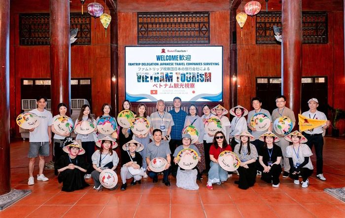 Ông Bùi Văn Mạnh, Giám đốc Sở Du lịch Ninh Bình tiếp đón đoàn khảo sát của doanh nghiệp du lịch Nhật Bản