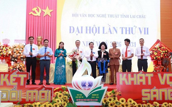 Phó Chủ tịch Thường trực UBND tỉnh Lai Châu Tống Thanh Hải tặng hoa chúc mừng Ban Chấp hành Hội VHNT khóa VII