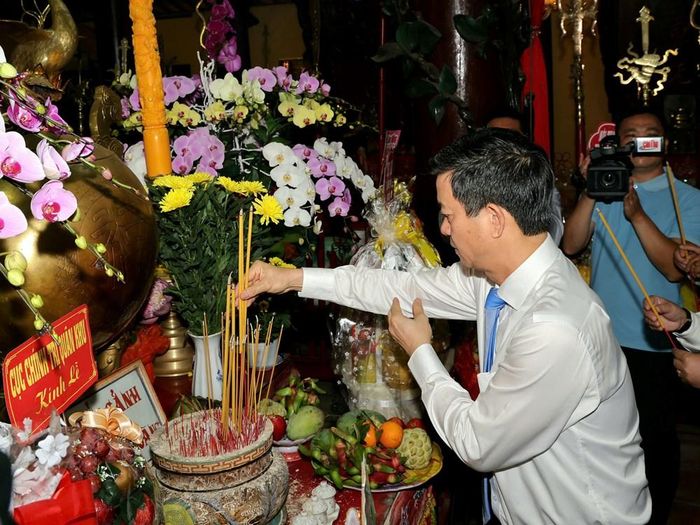 Ông Lê Quang Tùng - Ủy viên Trung ương Đảng, Bí thư Thành ủy TP. Cần Thơ thắp hương tại Lễ hội