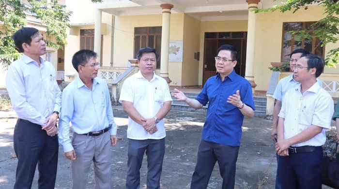 Chủ tịch UBND tỉnh Quảng Ngãi Nguyễn Hoàng Giang kiểm tra thực tế việc sắp xếp, xử lý trụ sở dôi dư sau sáp nhập đơn vị hành chính