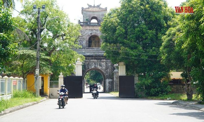 Người dân lưu thông vào khu vực Mang Cá từ cửa Kẻ Trài