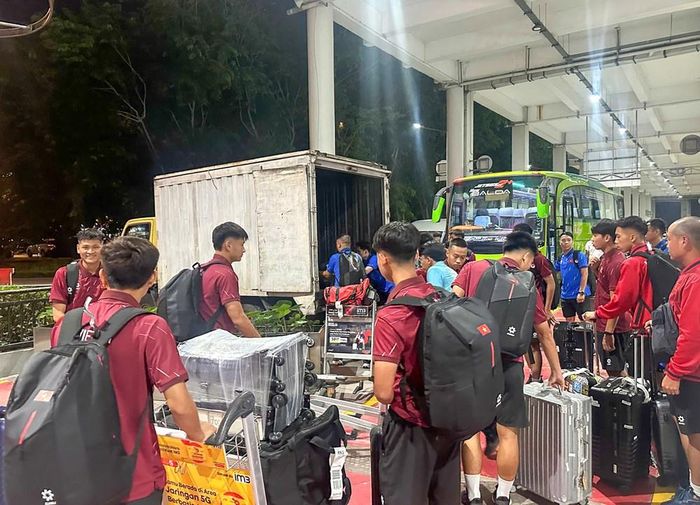 Đội tuyển U19 Việt Nam đã tới Medan (Indonesia) sau gần trọn một ngày di chuyển
