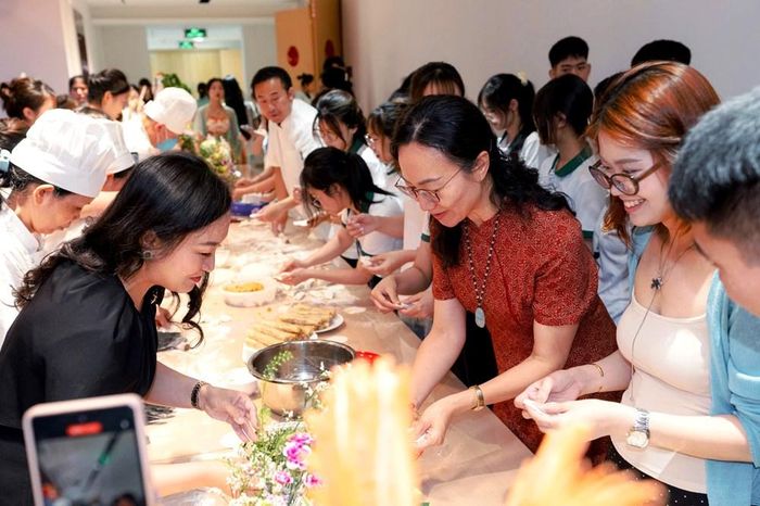 Đại biểu, khách mời làm các món ăn Việt Nam và Trung Quốc