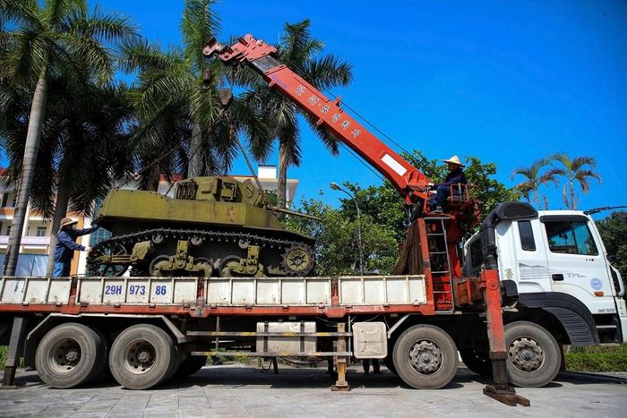 Trước khi hành quân, xe tăng được kiểm tra, chằng buộc an toàn khi đưa lên phương tiện vận tải