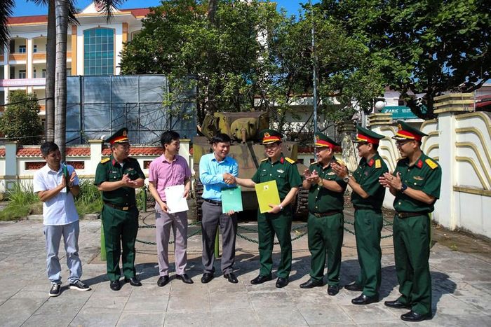 Thượng tá Nguyễn Tiến Dũng tiếp nhận hiện vật